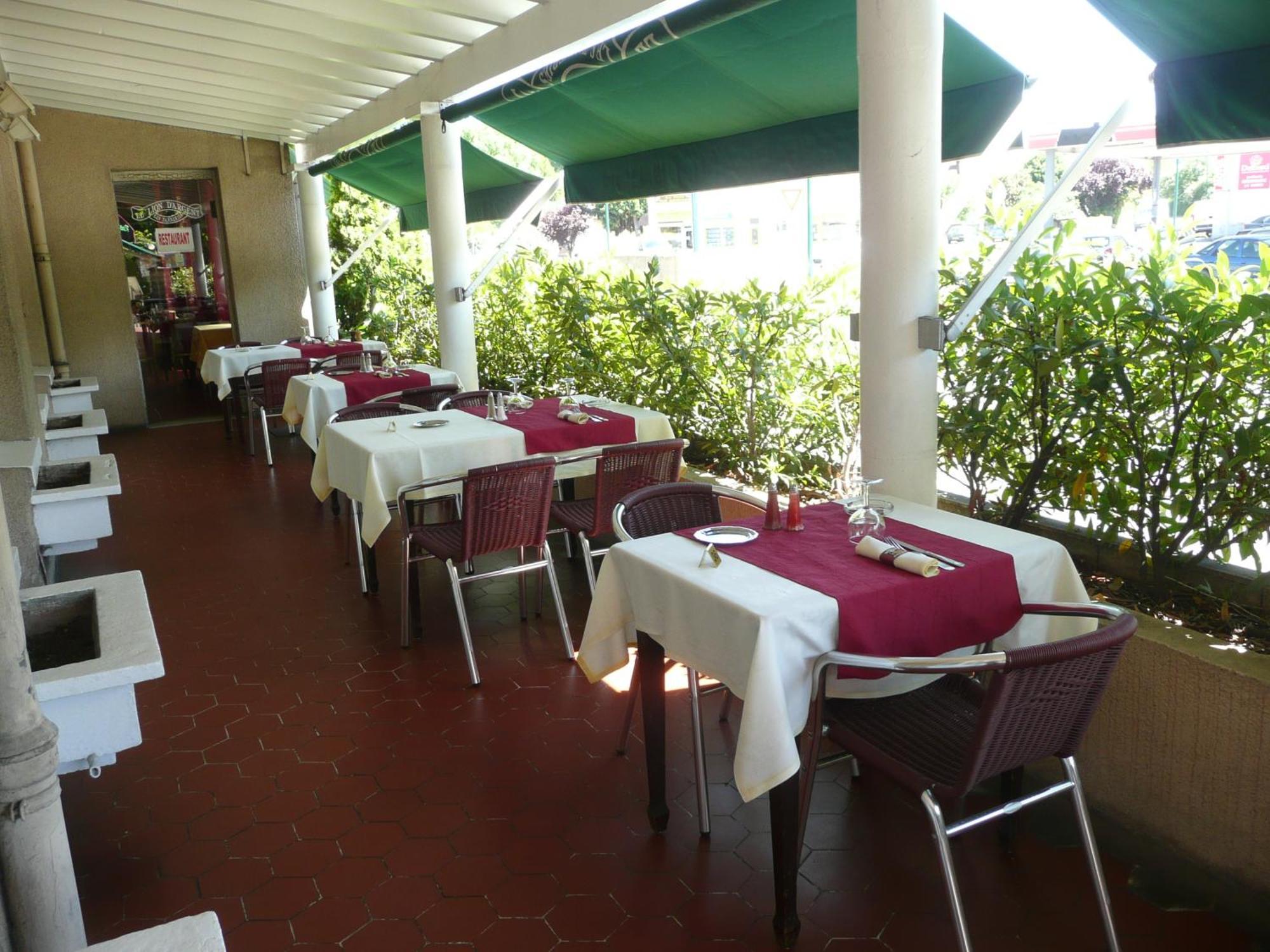 Logis Hotel Restaurant Du Lion D'Argent Et Des Tanneries Ла-Шатр Экстерьер фото